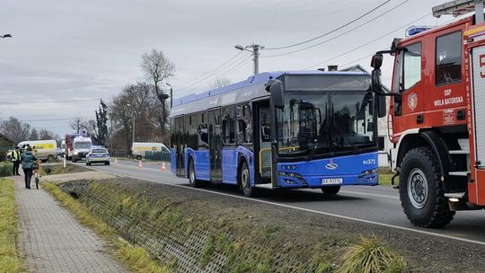Zderzenie autobusu i samochodu dostawczego w powiecie wielickim