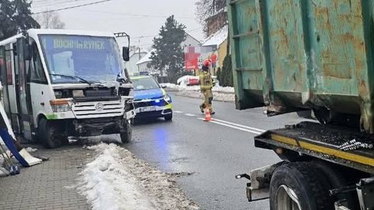 Zderzenie autobusu z samochodem ciężarowym w Bochni Zderzenie autobusu z samochodem ciężarowym w Bochni