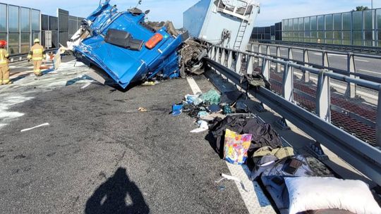 Zderzenie dwóch samochodów ciężarowych pod Bochnią na autostradzie A4 Zderzenie dwóch samochodów ciężarowych pod Bochnią na autostradzie A4