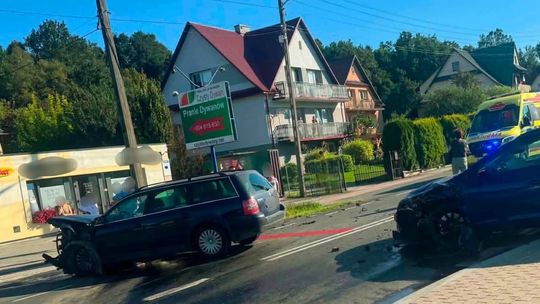 Zderzenie dwóch samochodów w Łąkcie Górnej. Dwie osoby poszkodowane, utrudnienia na DW 965