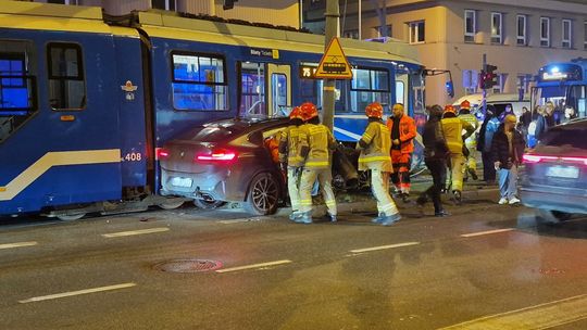 Zderzenie osobówki i tramwaju w Krakowie. Służby na miejscu! Zderzenie osobówki i tramwaju w Krakowie. Służby na miejscu!