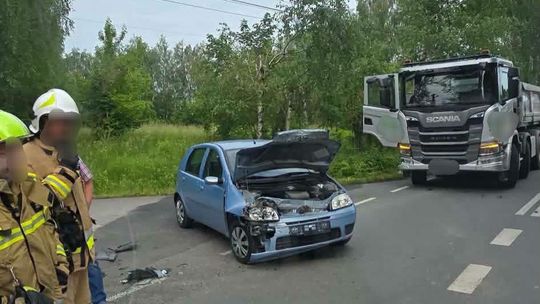 Zderzenie samochodu osobowego z ciężarowym. Dziecko trafiło do szpitala
