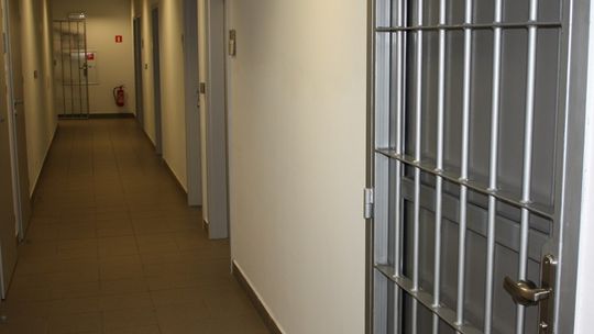 Złodziej roweru elektrycznego ukrywał się przed policjantami w szafie Złodziej roweru elektrycznego ukrywał się przed policjantami w szafie