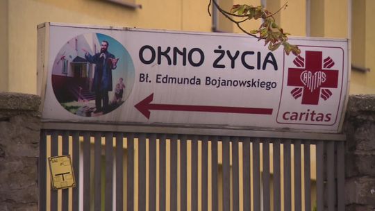 Zostawiła dwuletnią córkę w oknie życia, chce ją odzyskać. Sąd podjął już tymczasową decyzję