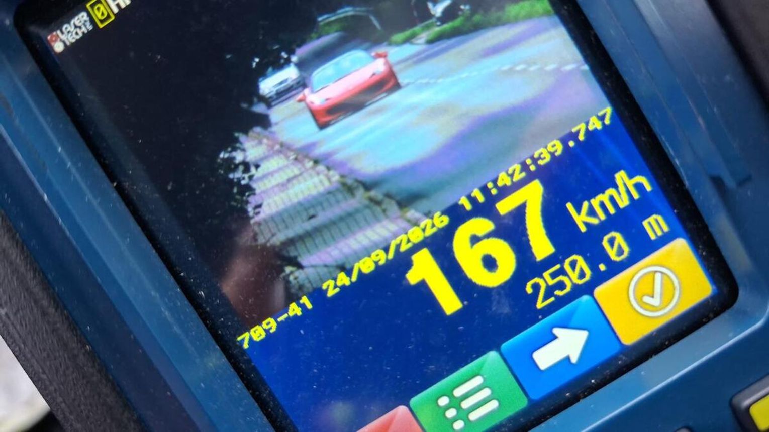 167 km/h w terenie zabudowanym. Kierowca Ferrari stracił prawo jazdy