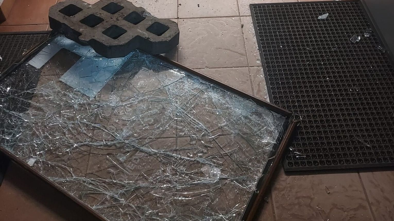 39-latek odpowie za uszkodzenie mienia oraz kradzież z włamaniem do sklepu w Nowej Hucie