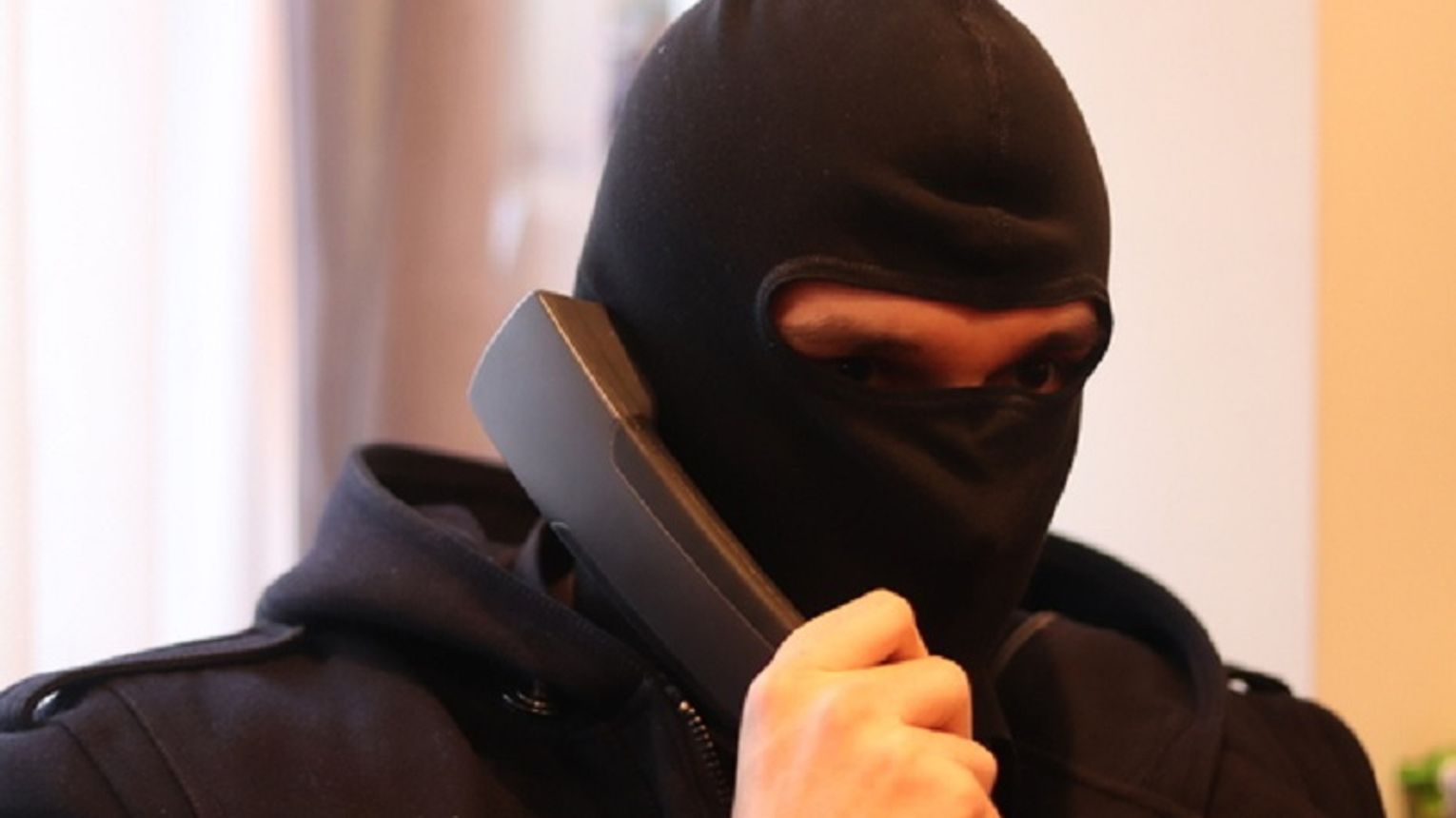 80-latka oszukana przez fałszywego policjanta