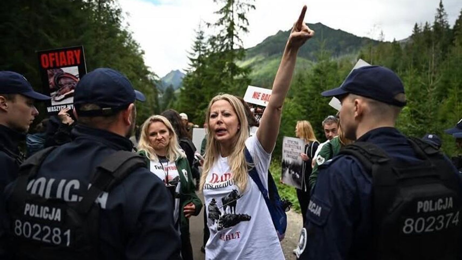 Awantura na drodze do Morskiego Oka. Aktywiści usiedli przed fasiągami, policja usuwała ich siłą. Jeden z protestujących zatrzymany