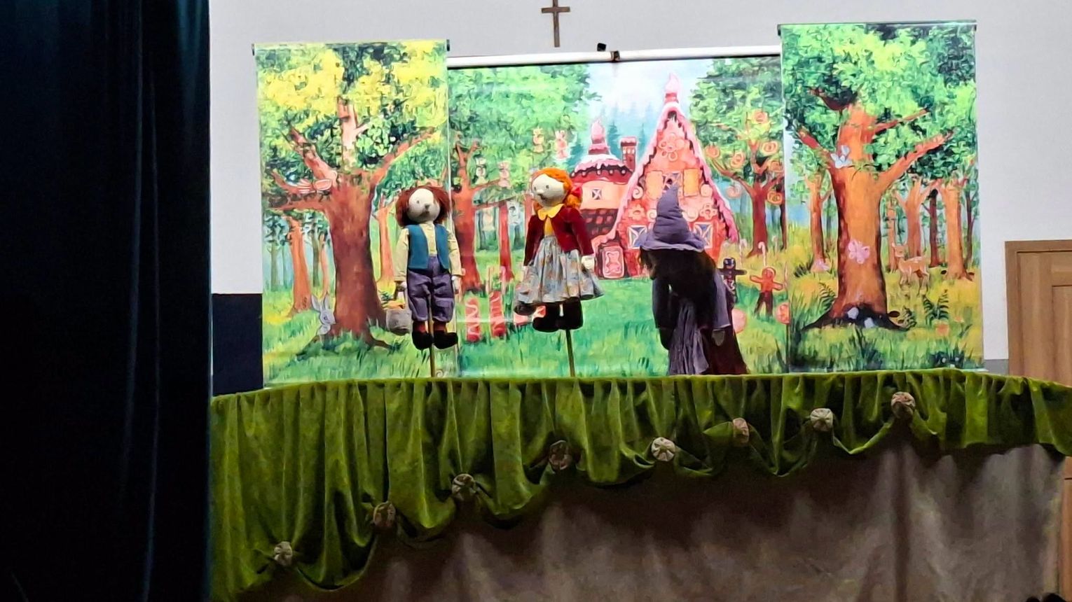 Bajkowe historie i teatralne emocje w Książnicach! Trzy spektakle przyciągnęły mieszkańców. Wielki finał z „Jasiem i Małgosią”