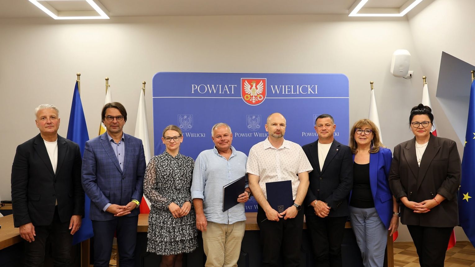 Będzie bezpieczniej na drogach powiatowych. Podpisano umowy na budowę sygnalizacji w Sierczy i Niegowici