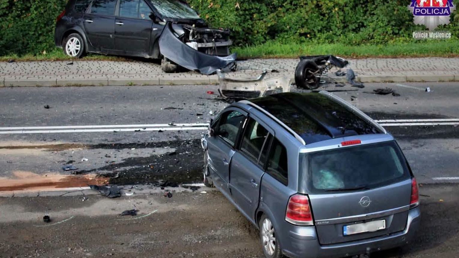 Czołowe zderzenie w Dziekanowicach. Dwie osoby trafiły do szpitala