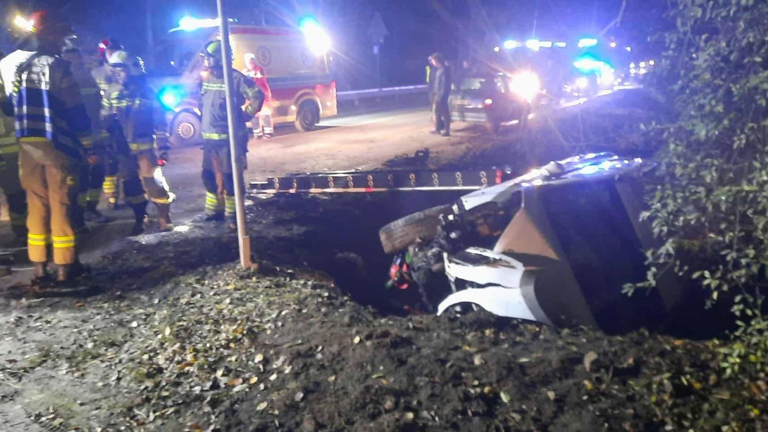 Dachowanie osobówki a chwilę później kolizja skutera i osobówki w powiecie krakowskim. Na DK 79 w Kochanowie dwa zdarzenia jednocześnie