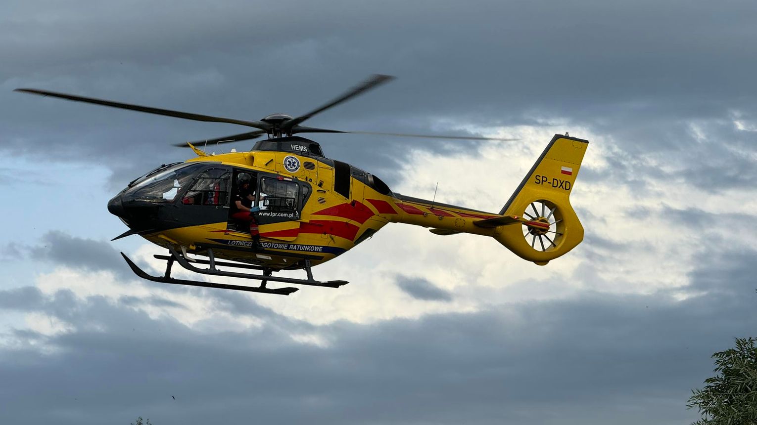 Dramat w Łąkcie Dolnej! Mężczyzna przygnieciony przez ciągnik — na miejscu śmigłowiec LPR!