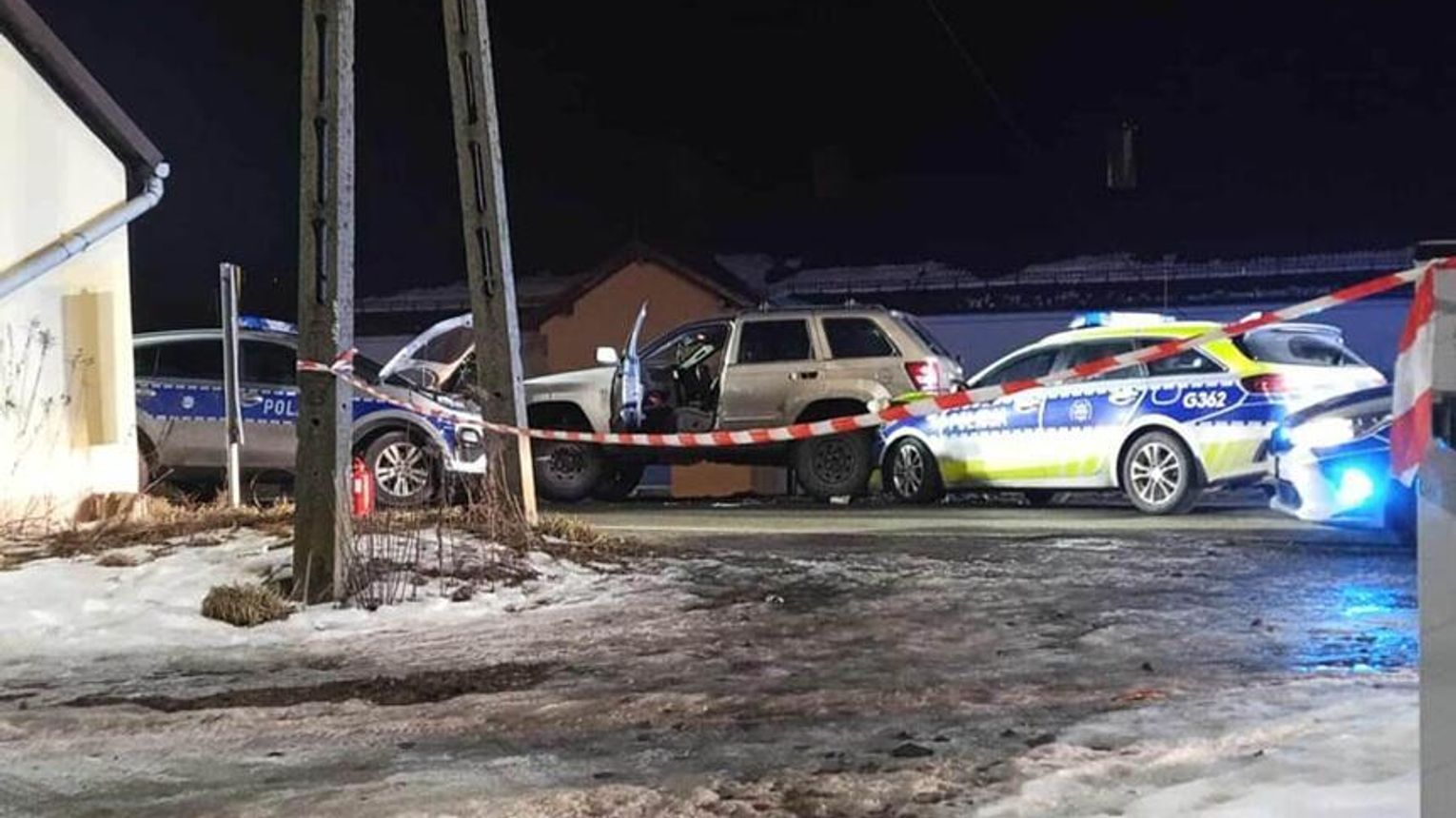 Dwa radiowozy rozbite w Małopolsce. Policyjny pościg za uciekającym samochodem