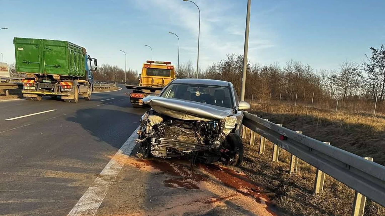 Dwie osoby w szpitalu po zderzeniu samochodu z barierami na A4