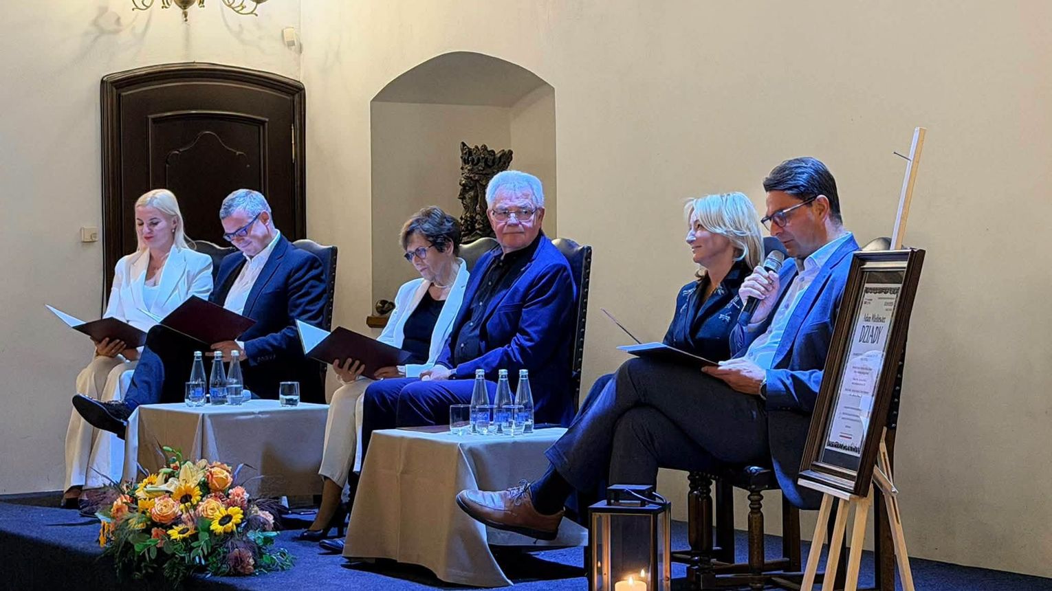 „Dziady” zabrzmiały w królewskich wnętrzach. Narodowe Czytanie w Niepołomicach