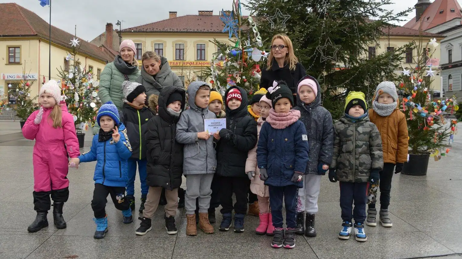 Dzieci przystroiły choinki na Rynku w Bochni