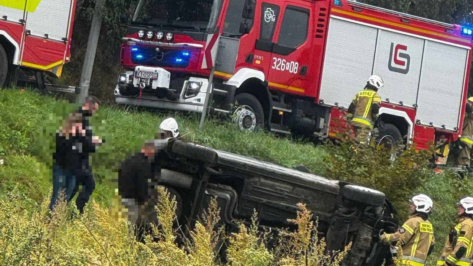 Groźne dachowanie we Wrząsowicach. Samochód przewrócił się na dach