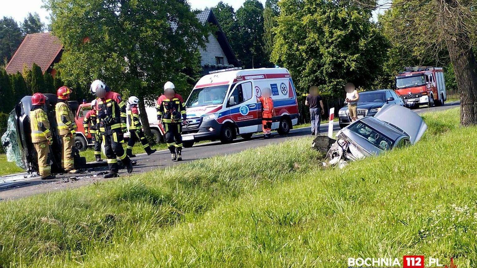 Groźne zdarzenie drogowe w Baczkowie. Jeden z samochodów przewrócił się na bok a drugi wylądował w rowie