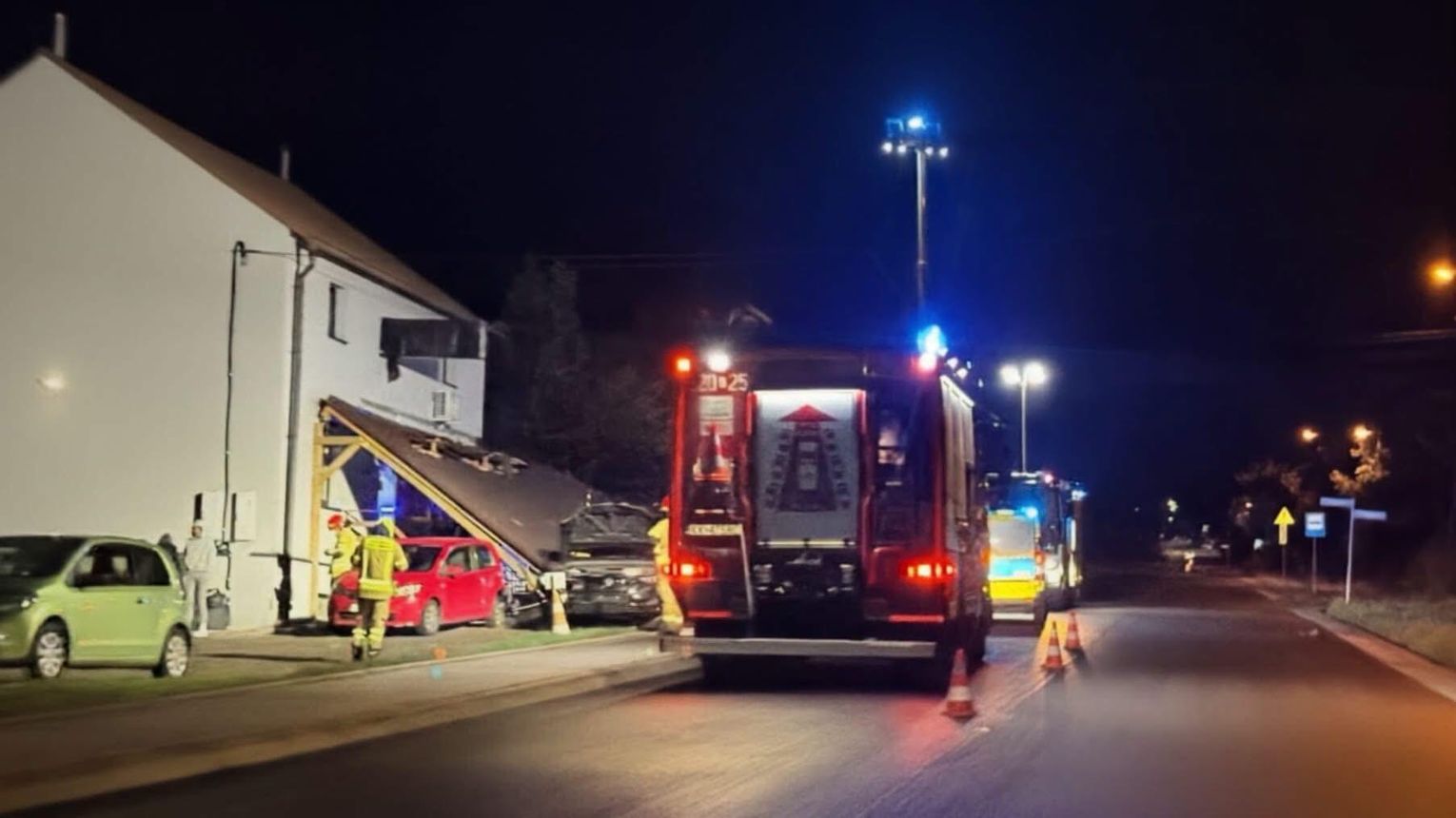 Groźnie w Mogilanach. Samochód wypadł z drogi i staranował zadaszenie lokalu