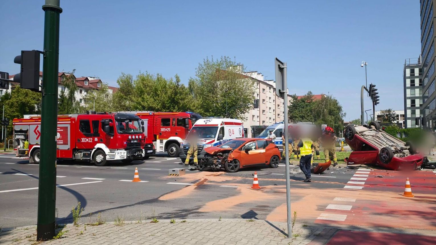 Groźny wypadek w Krakowie. Po zderzeniu samochód dachował, dwie kobiety trafiły do szpitala