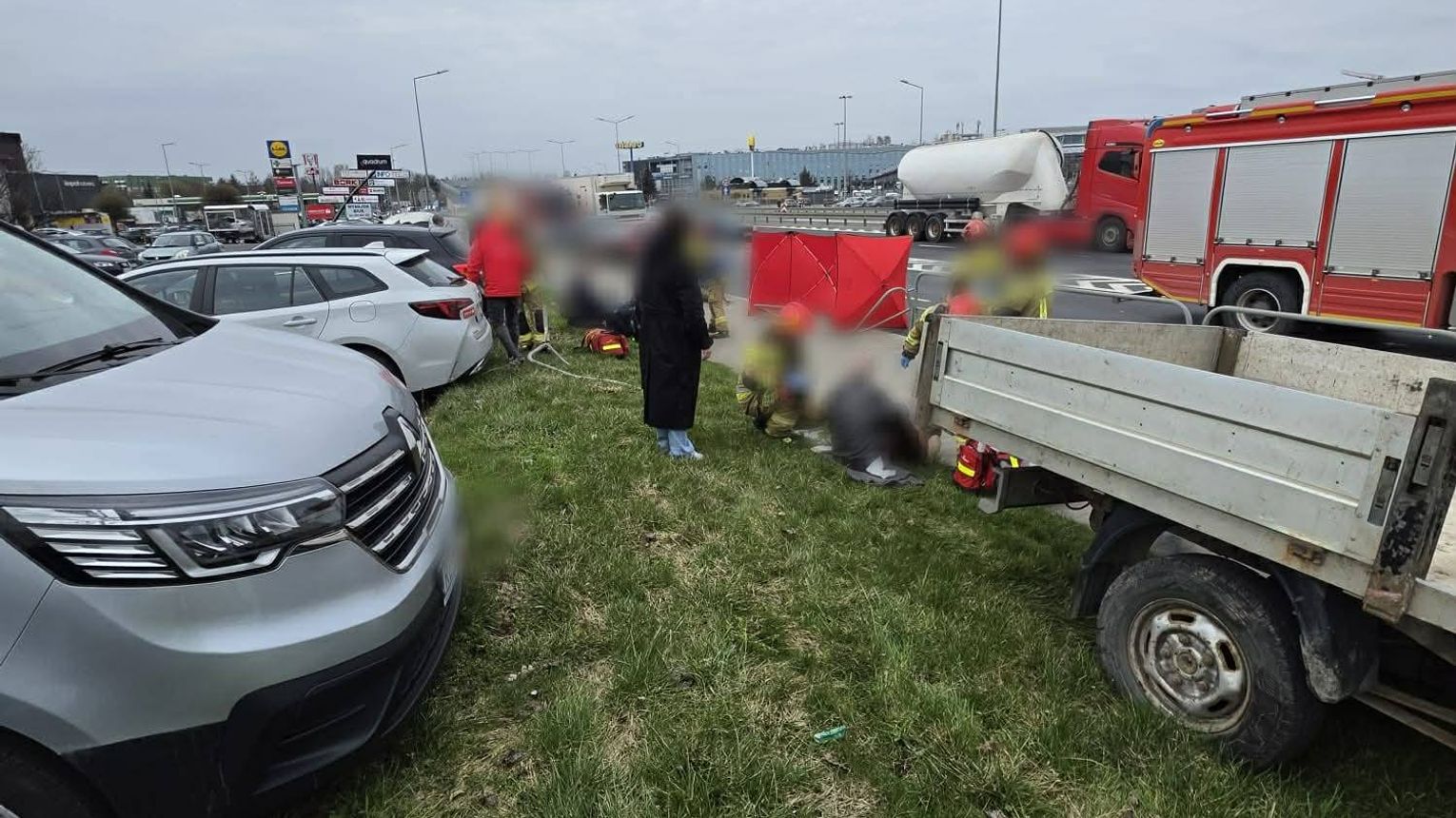 Groźny wypadek w Krakowie. Samochód wjechał na chodnik i potrącił pieszą