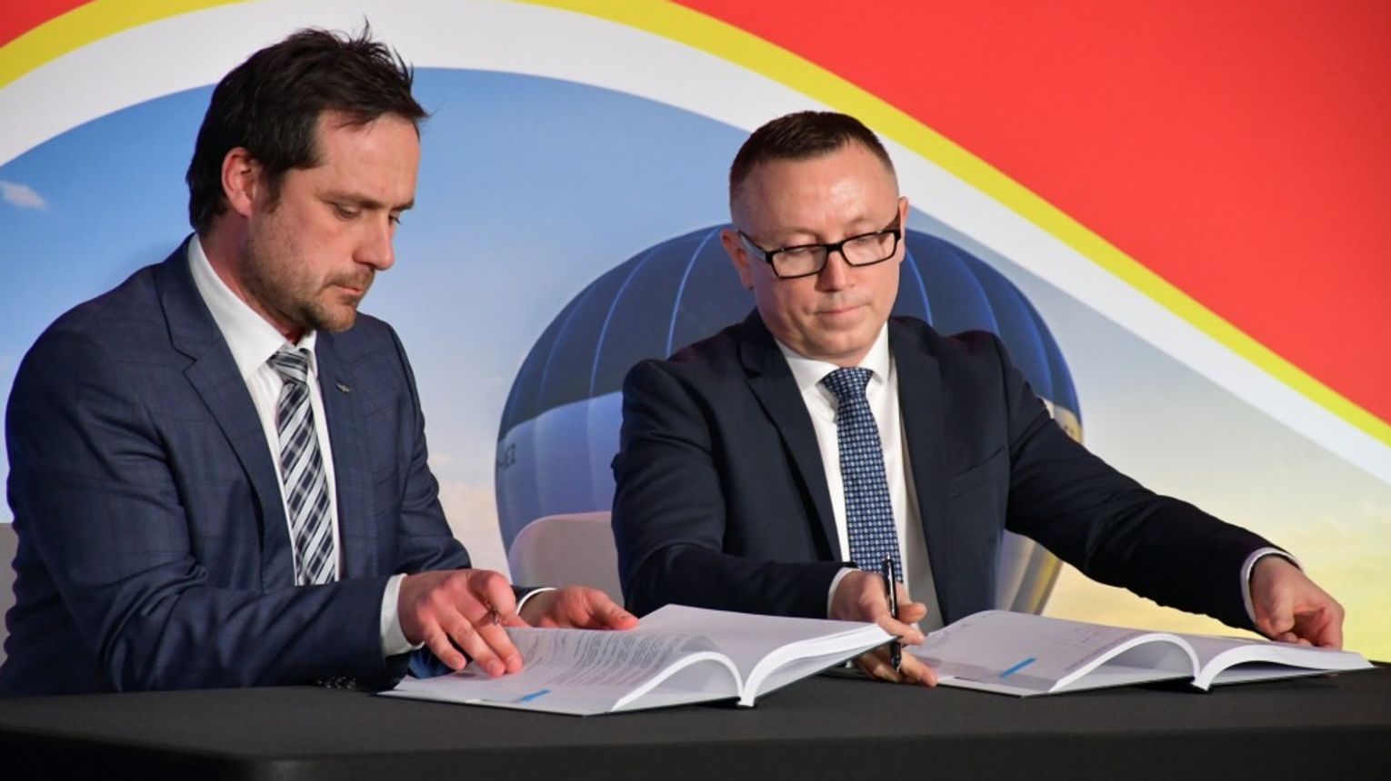 Historyczny podpis, który rozpoczyna budowę linii kolejowej Podłęże-Gdów złożony!