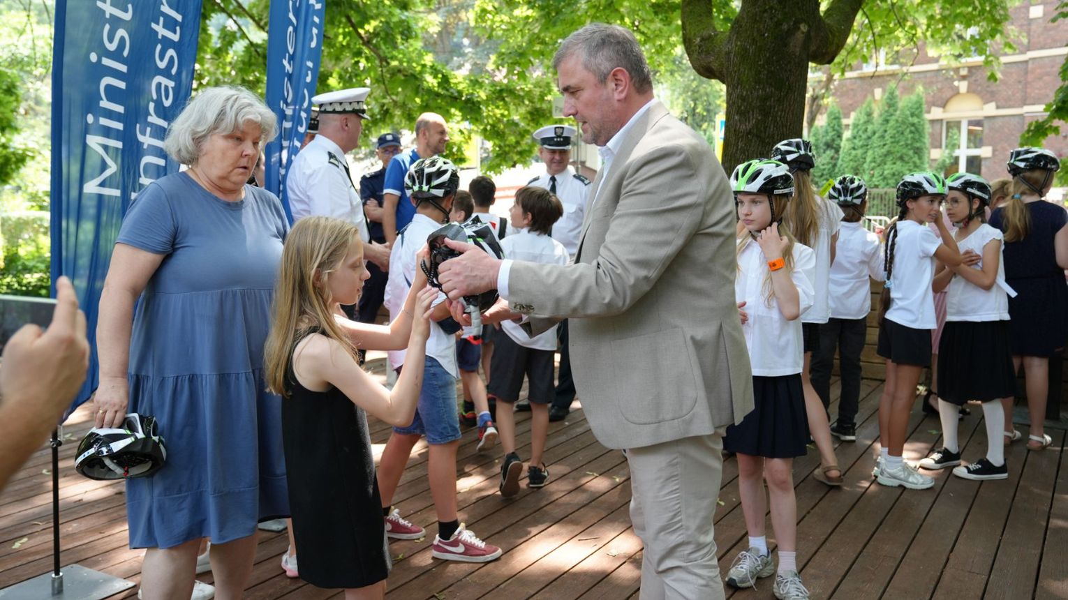 Kask dla młodego rowerzysty. Wiceminister Bukowiec zainaugurował akcję w Bochni i Krakowie