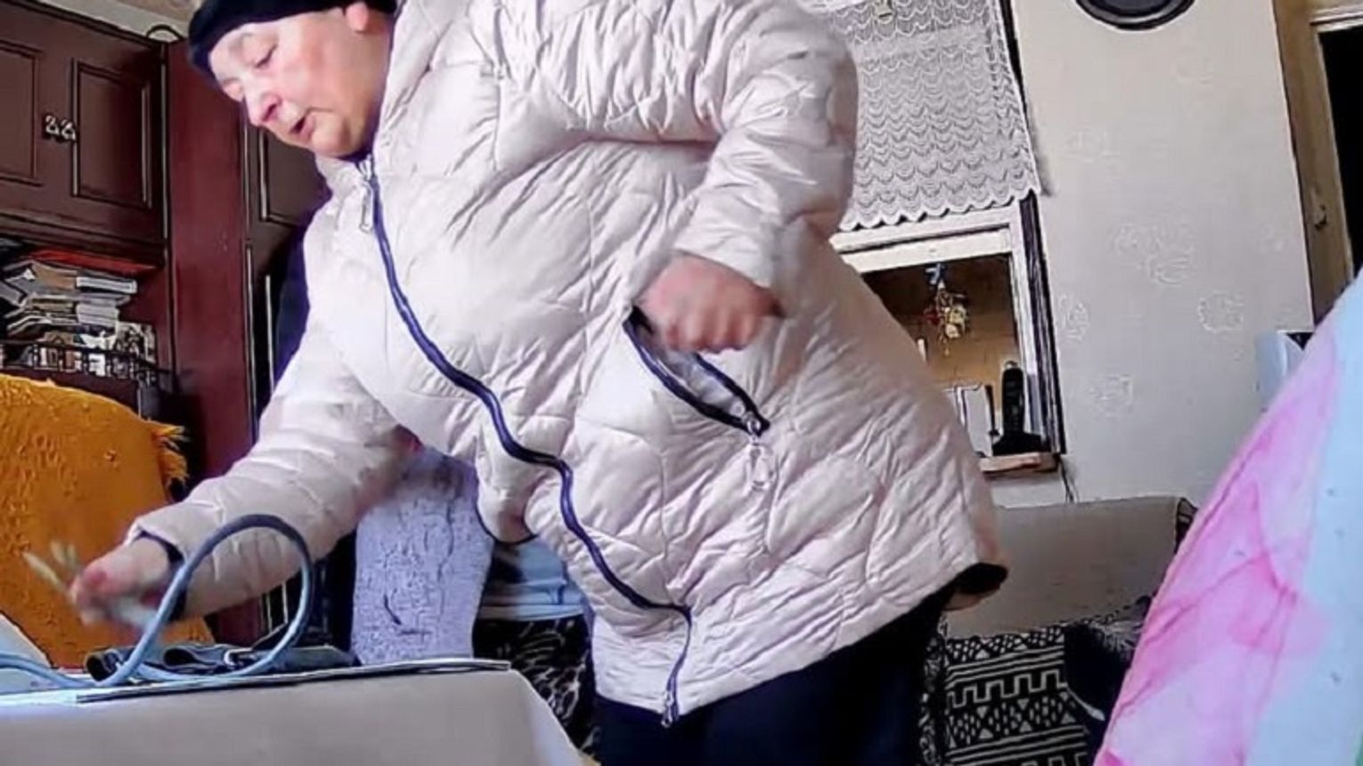 Kobieta podszyła się pod sąsiadkę i wyłudziła pieniądze. Teraz szuka ją myślenicka policja