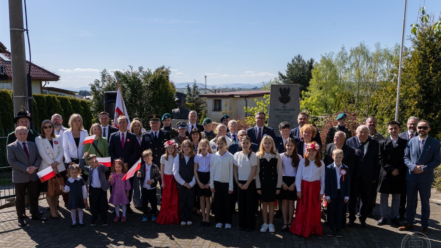Koźmice Wielkie uczciły Dzień Flagi RP przy pomniku żołnierzy AK