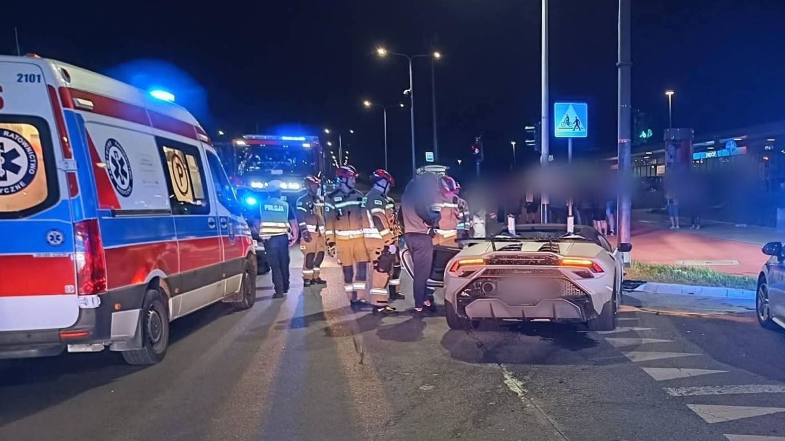 Kraków. Zderzenie dwóch aut na Kurdwanowie. Jedna osoba trafiła do szpitala