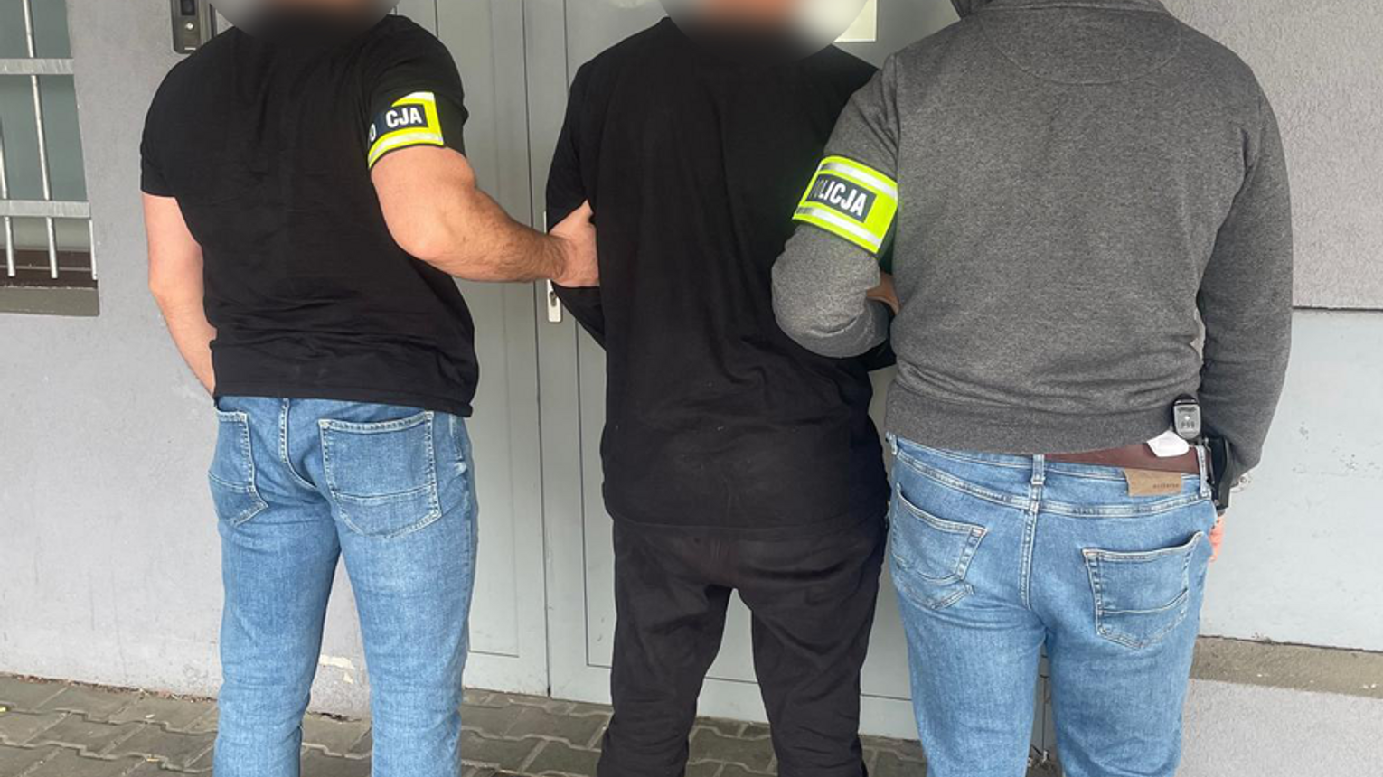 Krakowscy policjanci zatrzymali nożownika i jego wspólników