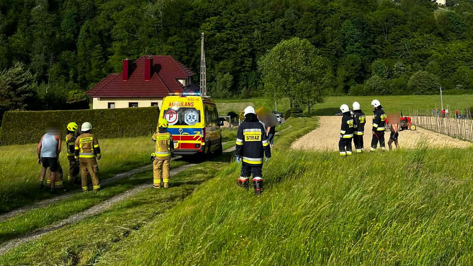 Mężczyznę przejechał traktor, lądował śmigłowiec LPR