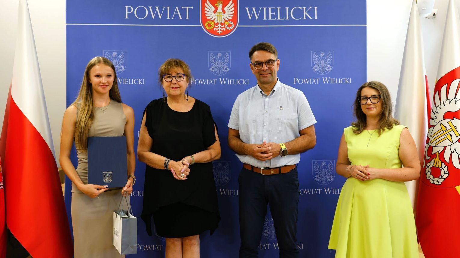 Młodzi sportowcy i trenerzy z Powiatu Wielickiego nagrodzeni. Wręczono stypendia i sportowe wyróżnienia
