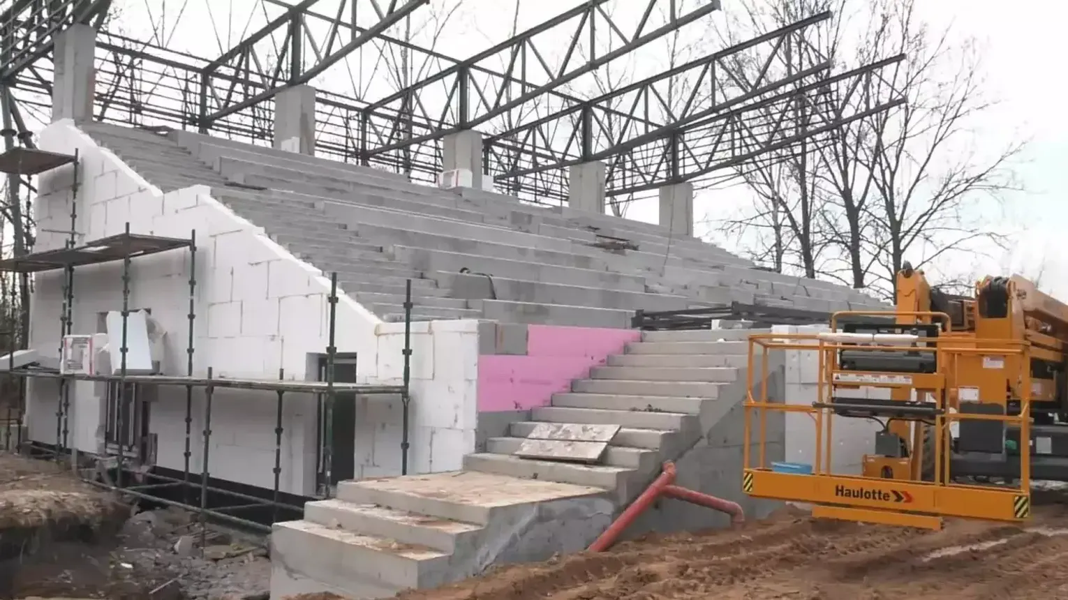 Modernizacja GKS Drwinia - stadion z nowym budynkiem i trybuną ma być wkrótce gotowy
