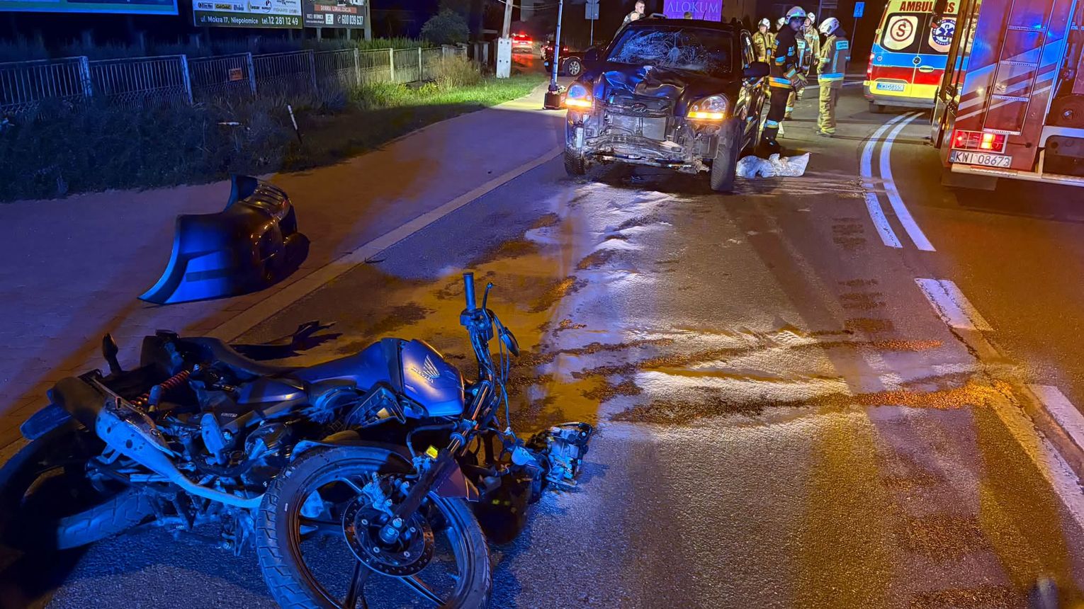 Motocykl zderzył się z samochodem w Niepołomicach. Jedna osoba trafiła do szpitala