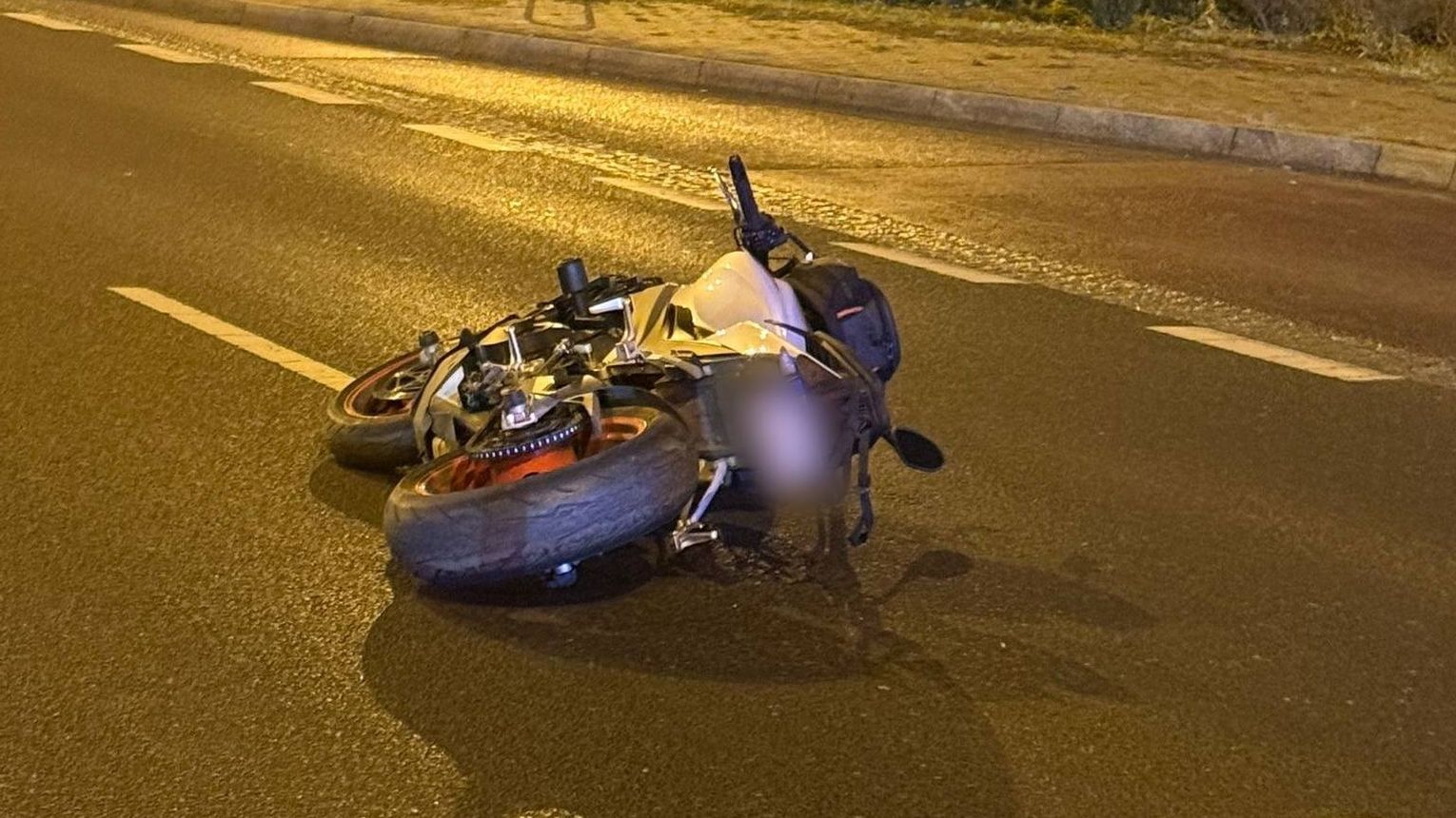 Motocyklista potrącił pieszego w Krakowie. Jedna osoba w szpitalu