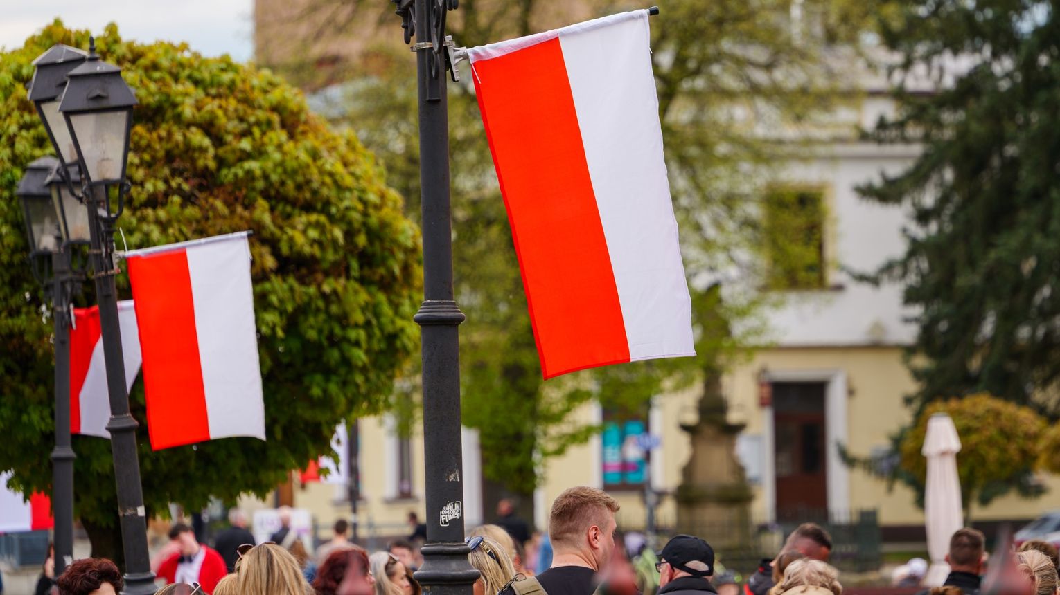 Niepołomice świętują Dzień Flagi. Biało-czerwone symbole jednoczą mieszkańców