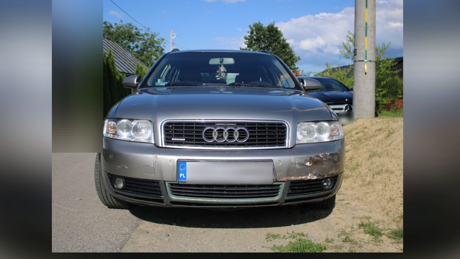 Nietrzeźwy kierowca z dzieckiem w samochodzie zakończył jazdę na bramie posesji