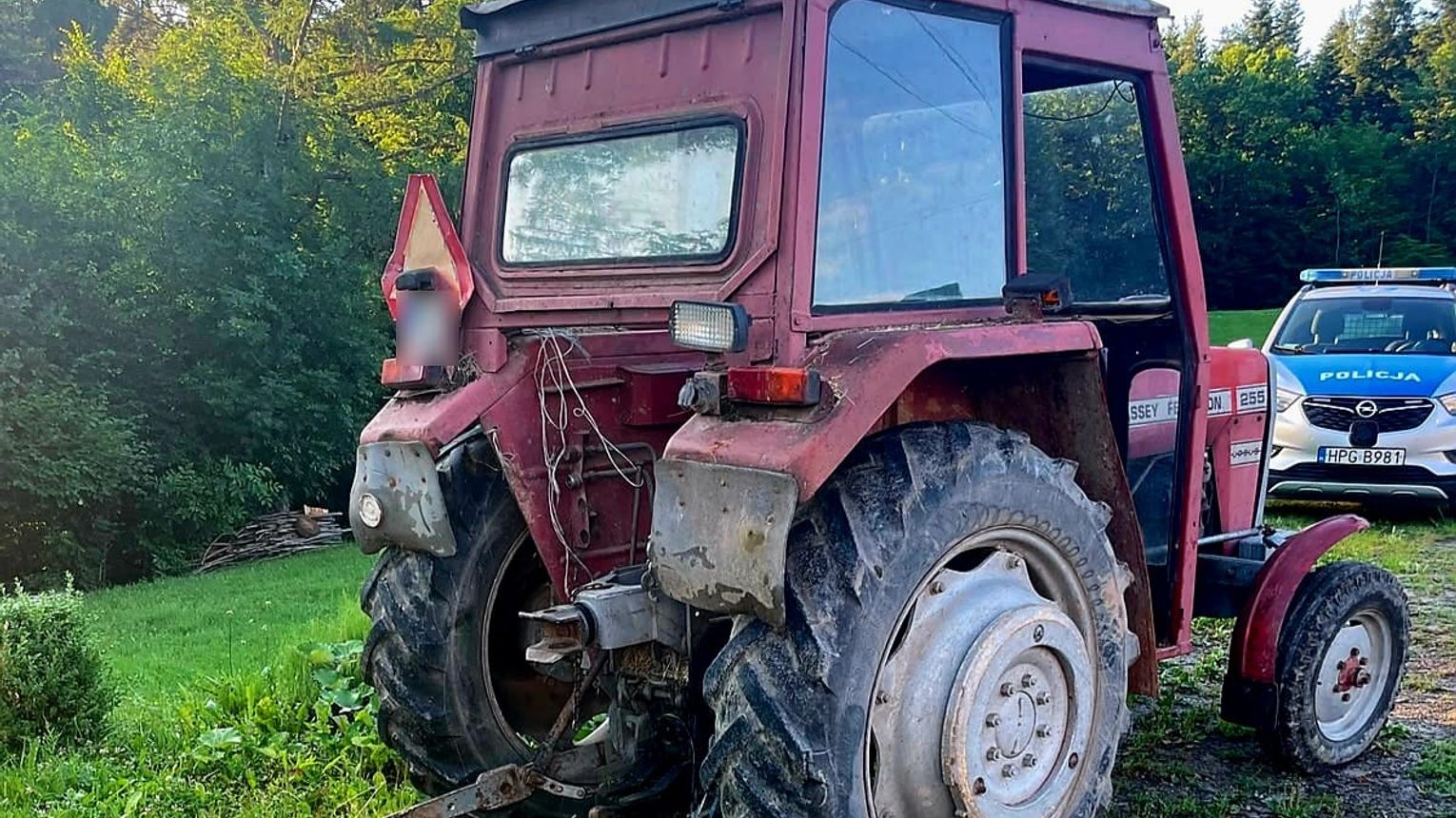 Nietrzeźwy zabrał ciągnik rolniczy. Miał trzy promile alkoholu i sądowy zakaz prowadzenia pojazdów