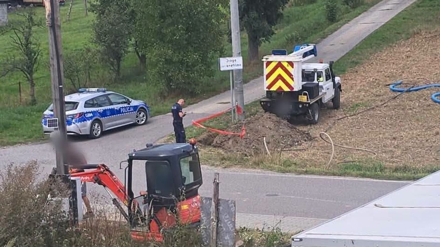 Niewybuch znaleziony podczas prac ziemnych w Szczygłowie. Pocisk leżał tuż przy drodze