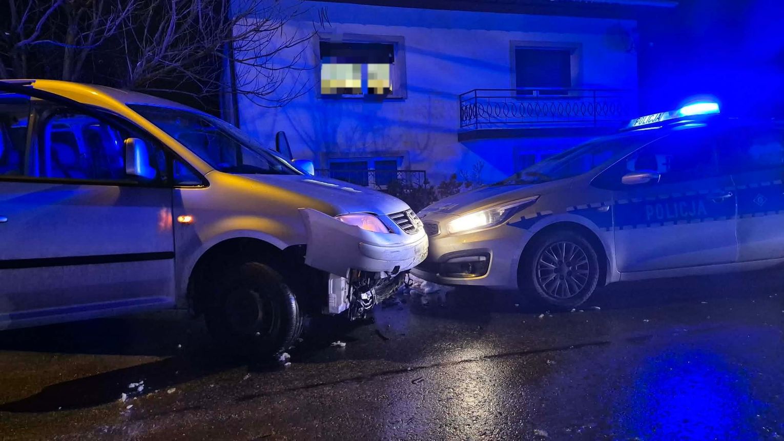 Nocny pościg w Wadowicach – zatrzymano kierowcę z cofniętymi uprawnieniami. 22-latek był poszukiwany