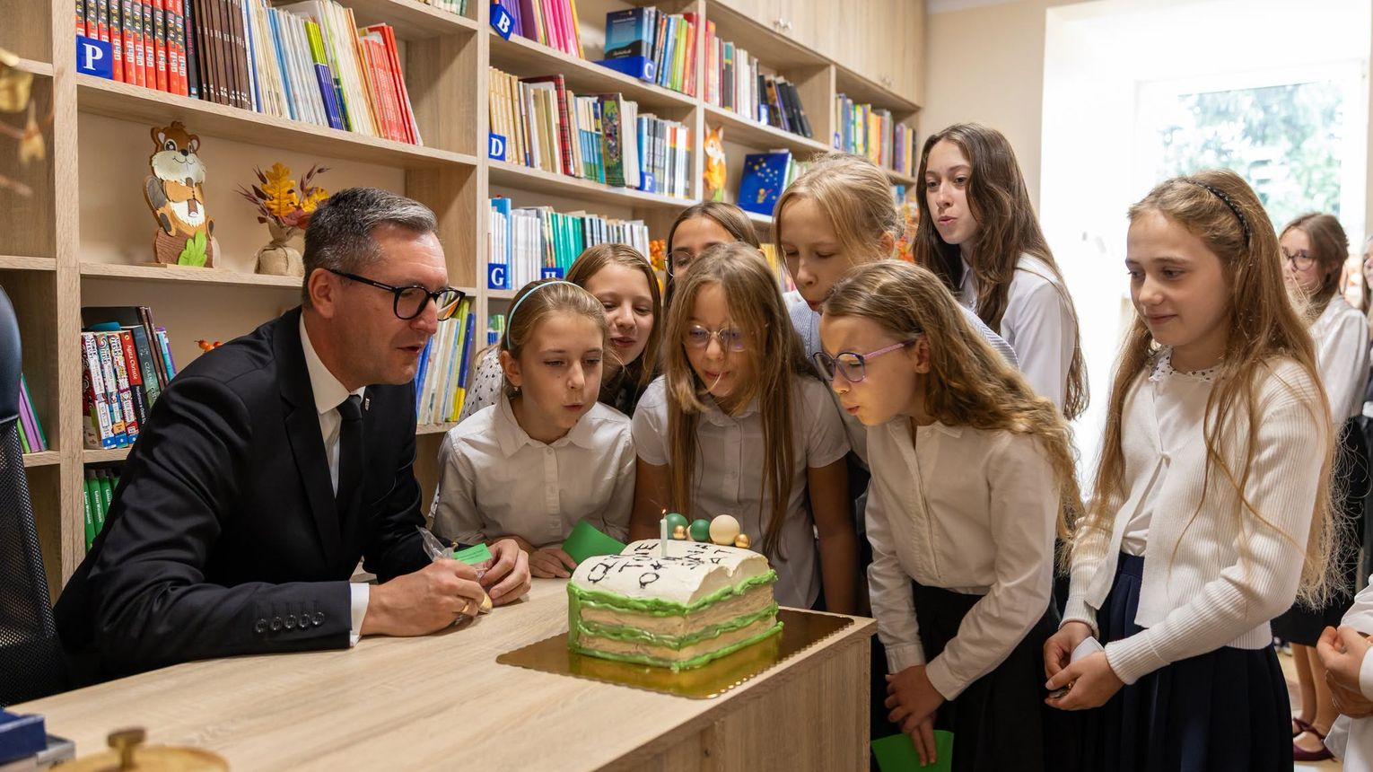 Nowa odsłona biblioteki szkolnej w Raciborsku. Uroczyste otwarcie z udziałem burmistrza Wieliczki