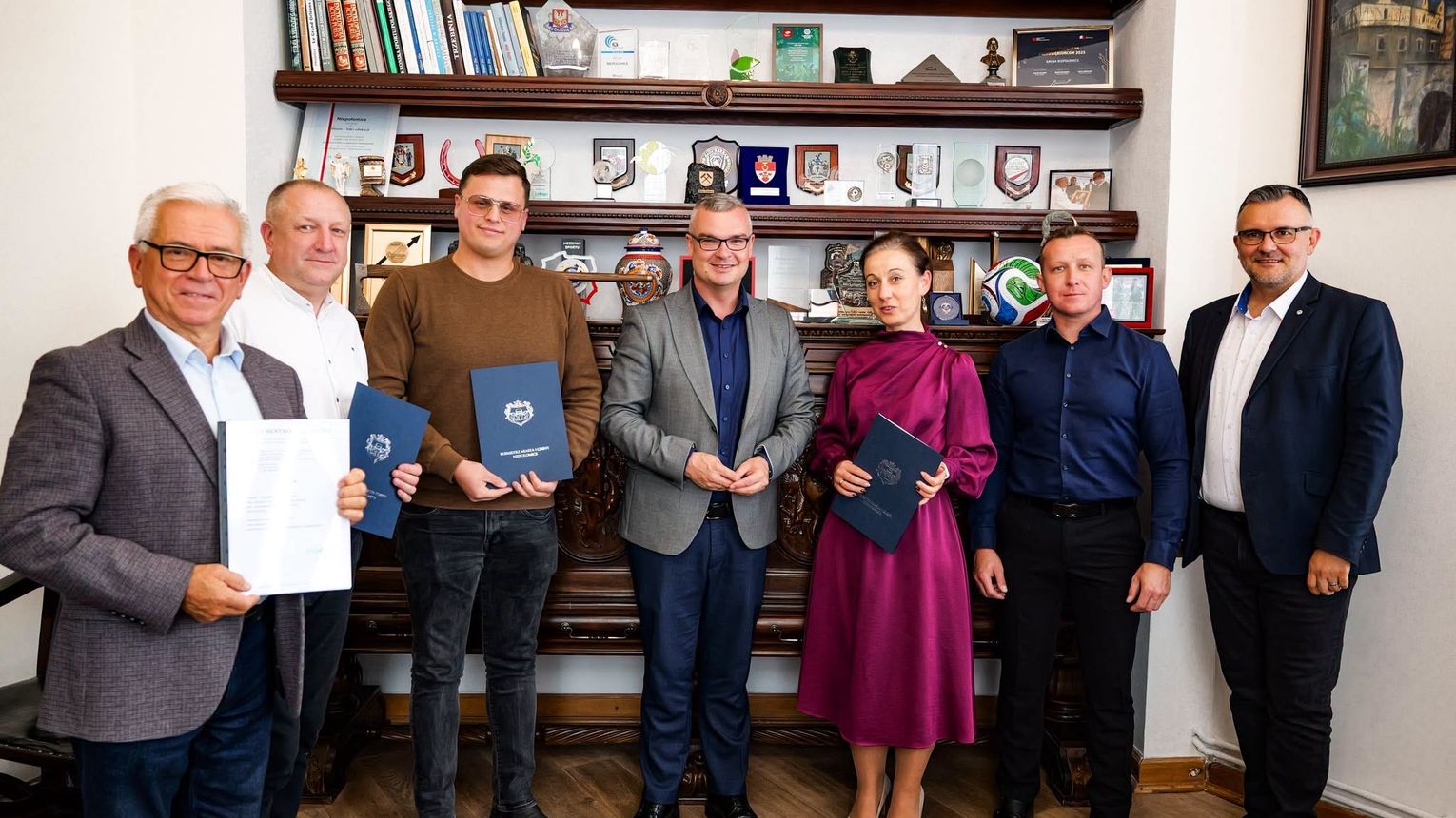 Nowe boisko sportowe w Woli Batorskiej! Ponad 626 tys. zł na inwestycję. Burmistrz podpisał umowę