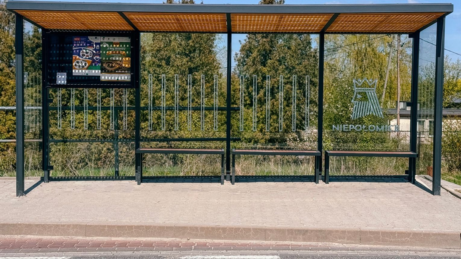 Nowe wiaty przystankowe w gminie Niepołomice. Powstało 36 nowych konstrukcji