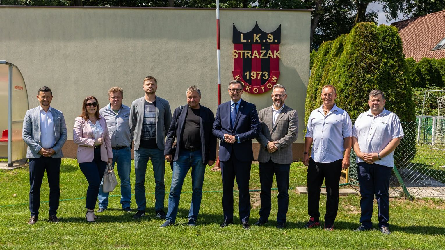 Nowoczesne oświetlenie na boisku LKS Strażak Kokotów. Podpisano umowę na realizację inwestycji