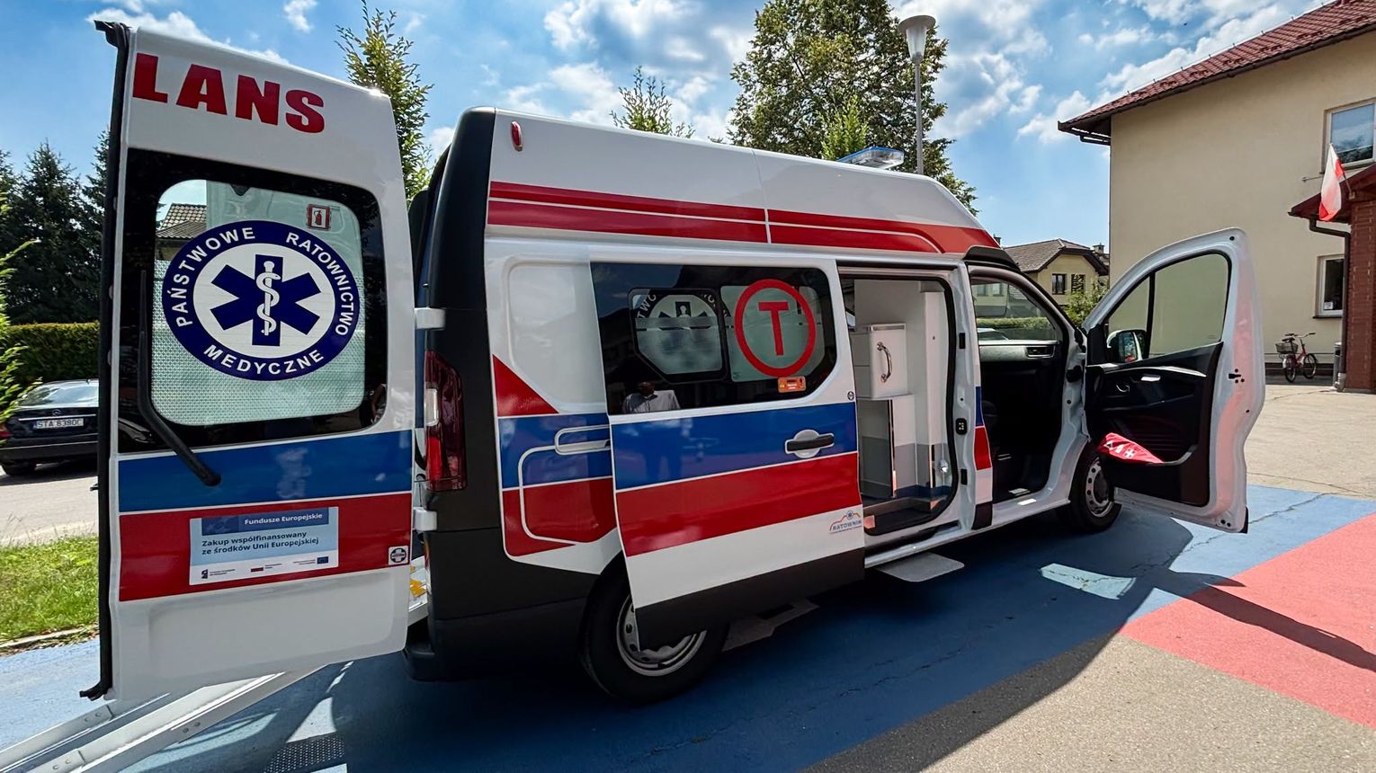 Nowoczesny ambulans dla Niepołomickiego Centrum Medycznego. Pomoże w planowym transporcie pacjentów