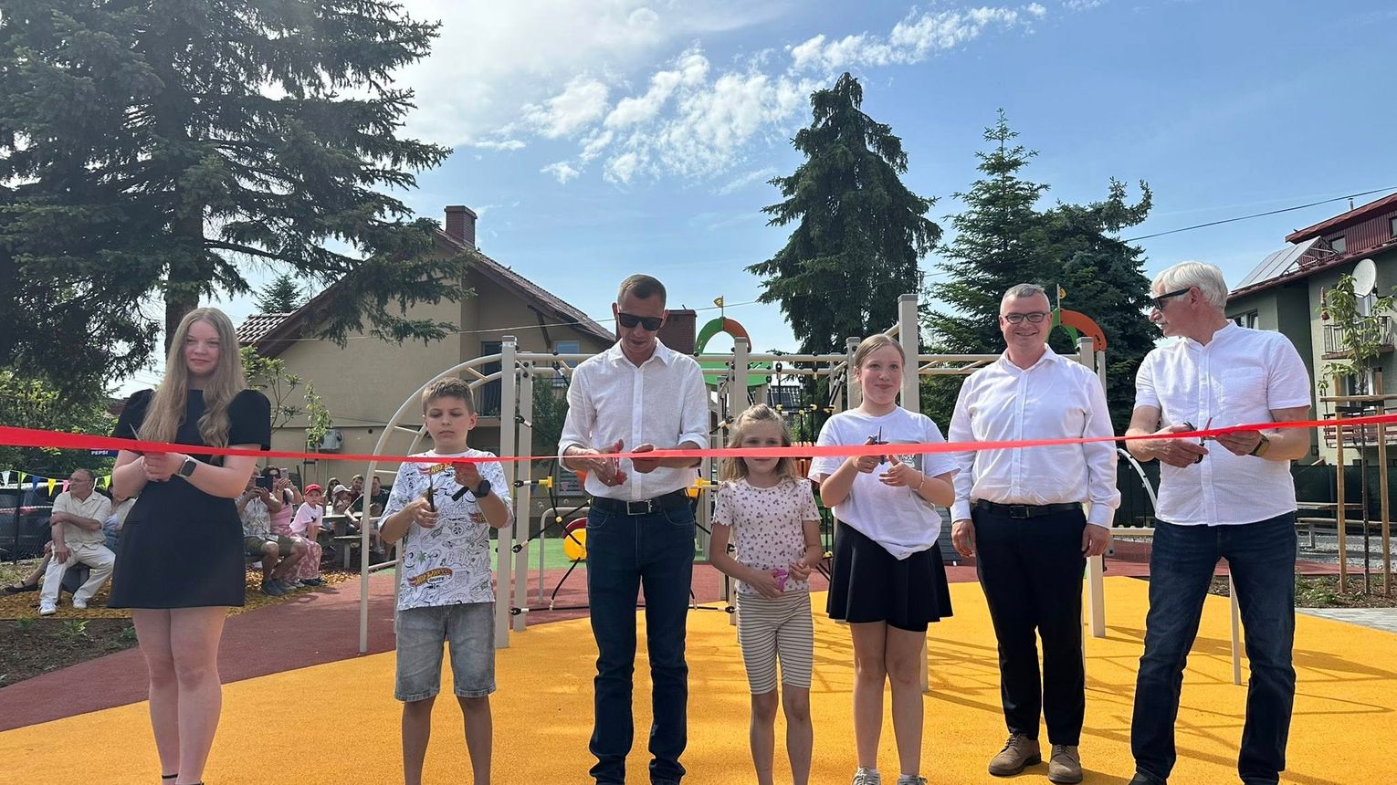 Nowy plac zabaw w Staniątkach cieszy najmłodszych. Plac zabaw przy szkole już otwarty