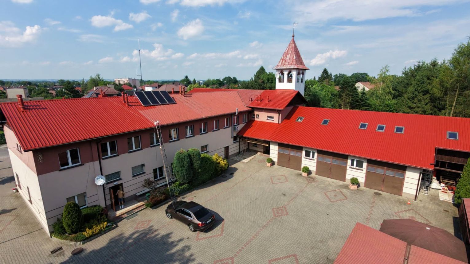 Odnowiono dach remizy OSP w Niepołomicach. Prace prowadzono w wymagających warunkach