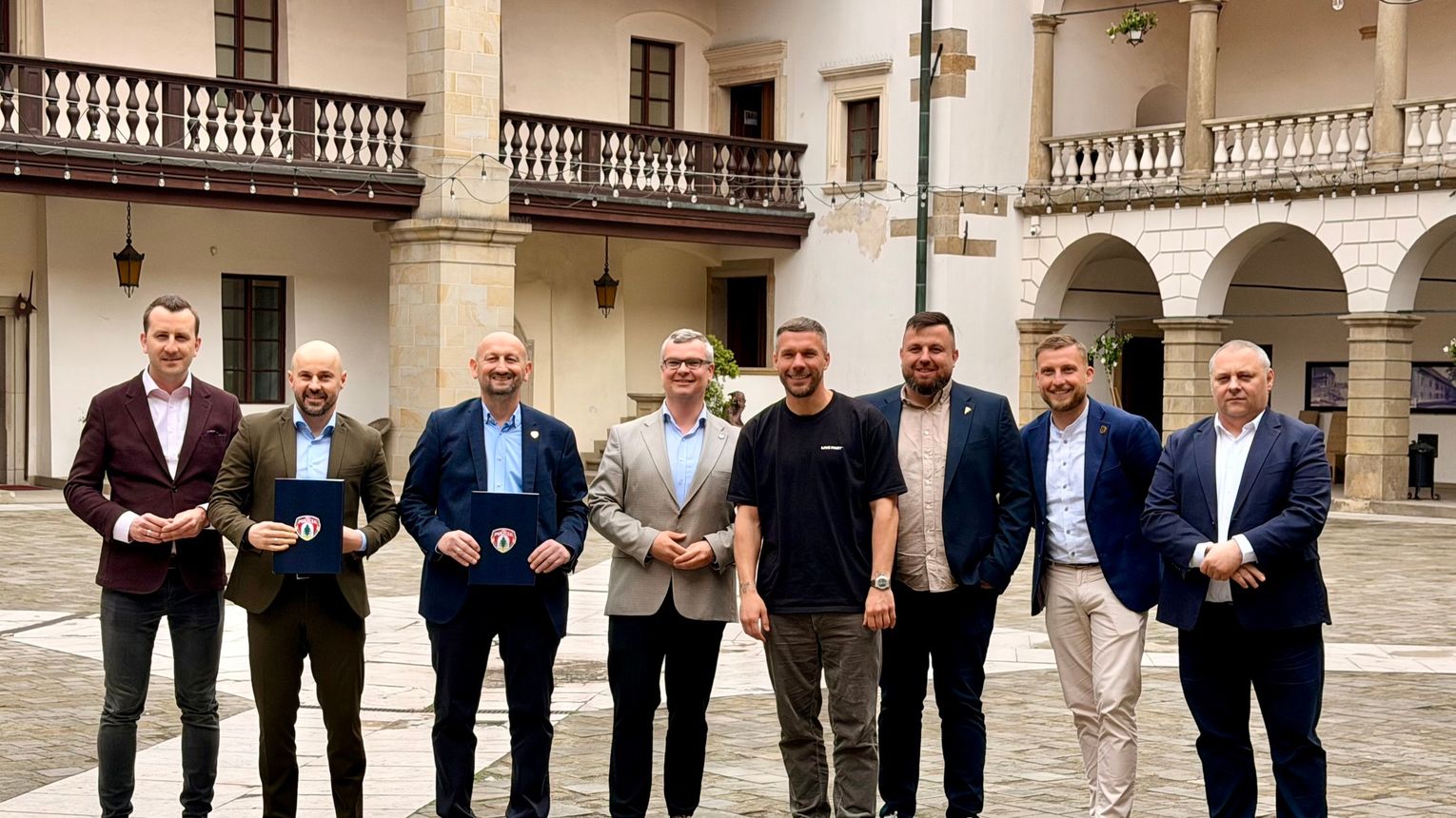Podolski pojawił się w Niepołomicach. Puszcza ogłosiła strategiczną współpracę